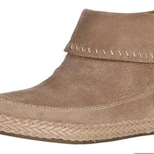 UGG Women's Varney Tan Suede Ankle Booties